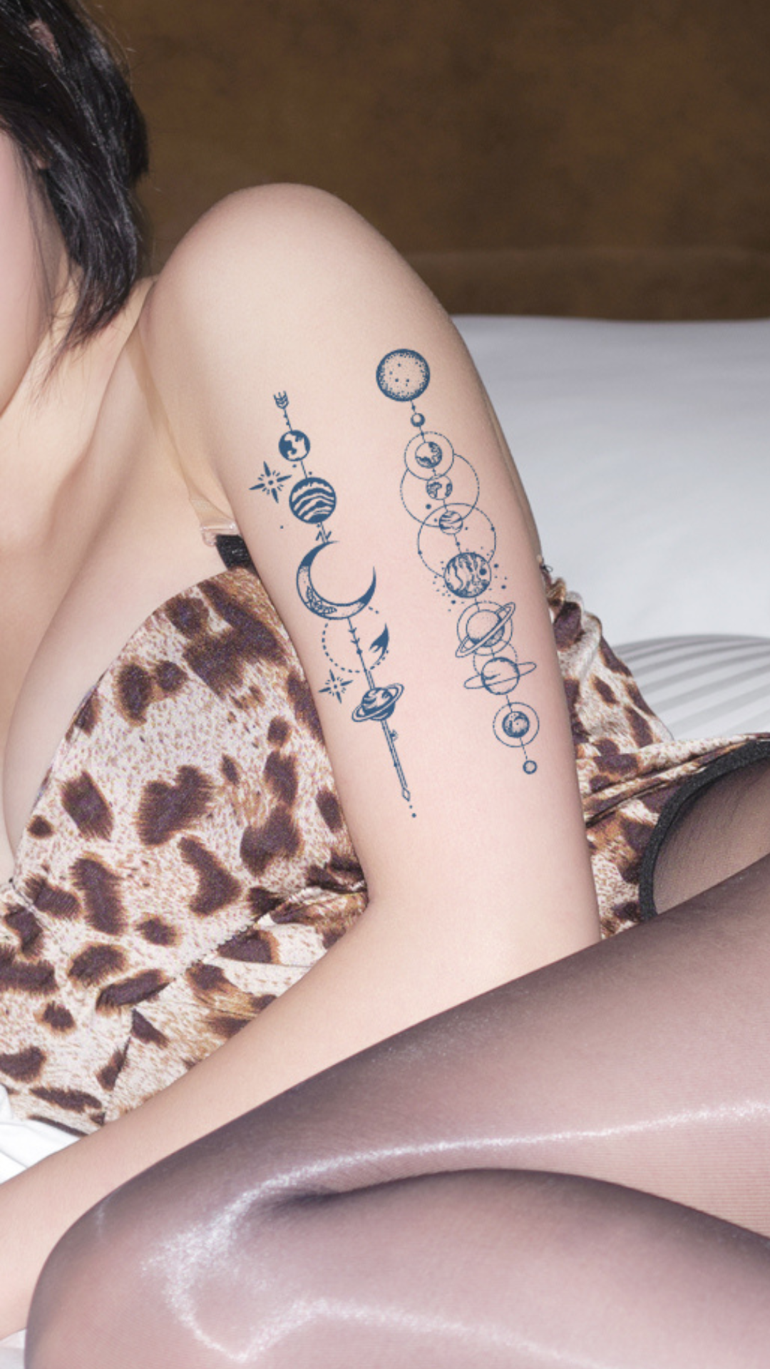 Kozmikus Utazás: Bolygók és Hold Füzér Ideiglenes Tetoválás