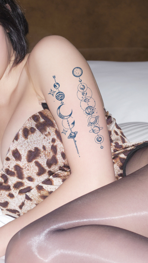 Kozmikus Utazás: Bolygók és Hold Füzér Ideiglenes Tetoválás