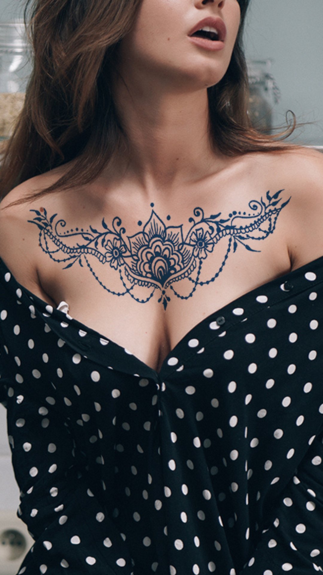 Mandala Dekoltázs: Láncos Virágfüzér Ideiglenes Tetoválás