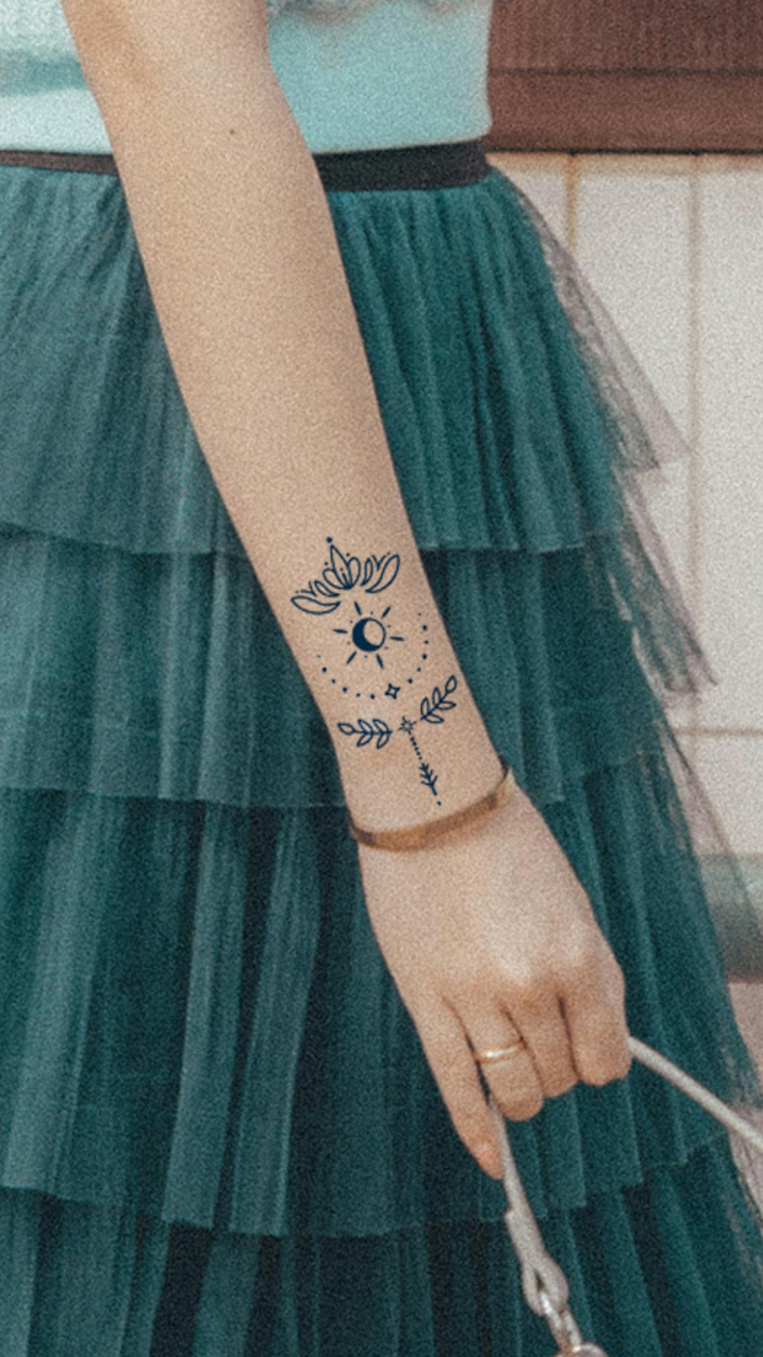 Nap és Hold Egyensúlya: Égi Lótusz Ideiglenes Tetoválás