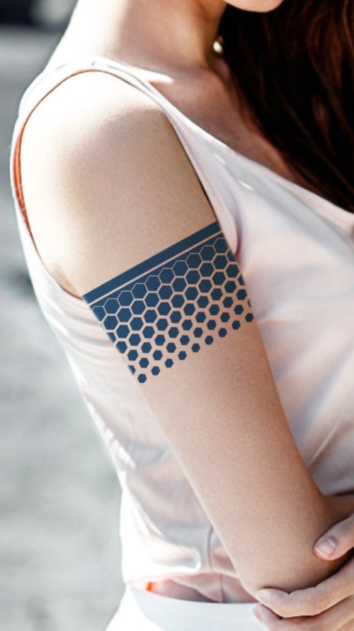 Hexagon Gradient: Kék Geometrikus Karpánt Ideiglenes Tetoválás